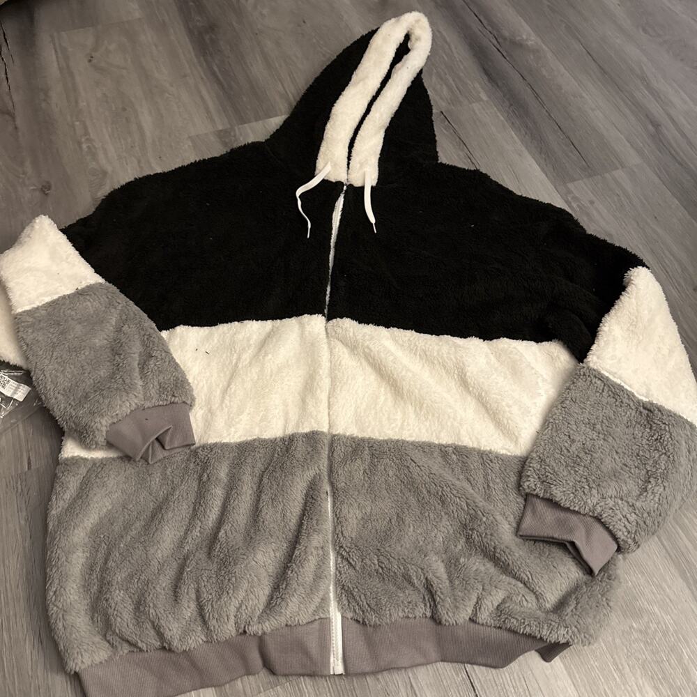 Women's Fuzzy Sherpa Like Hoodie Says 5X, More Like 2XL